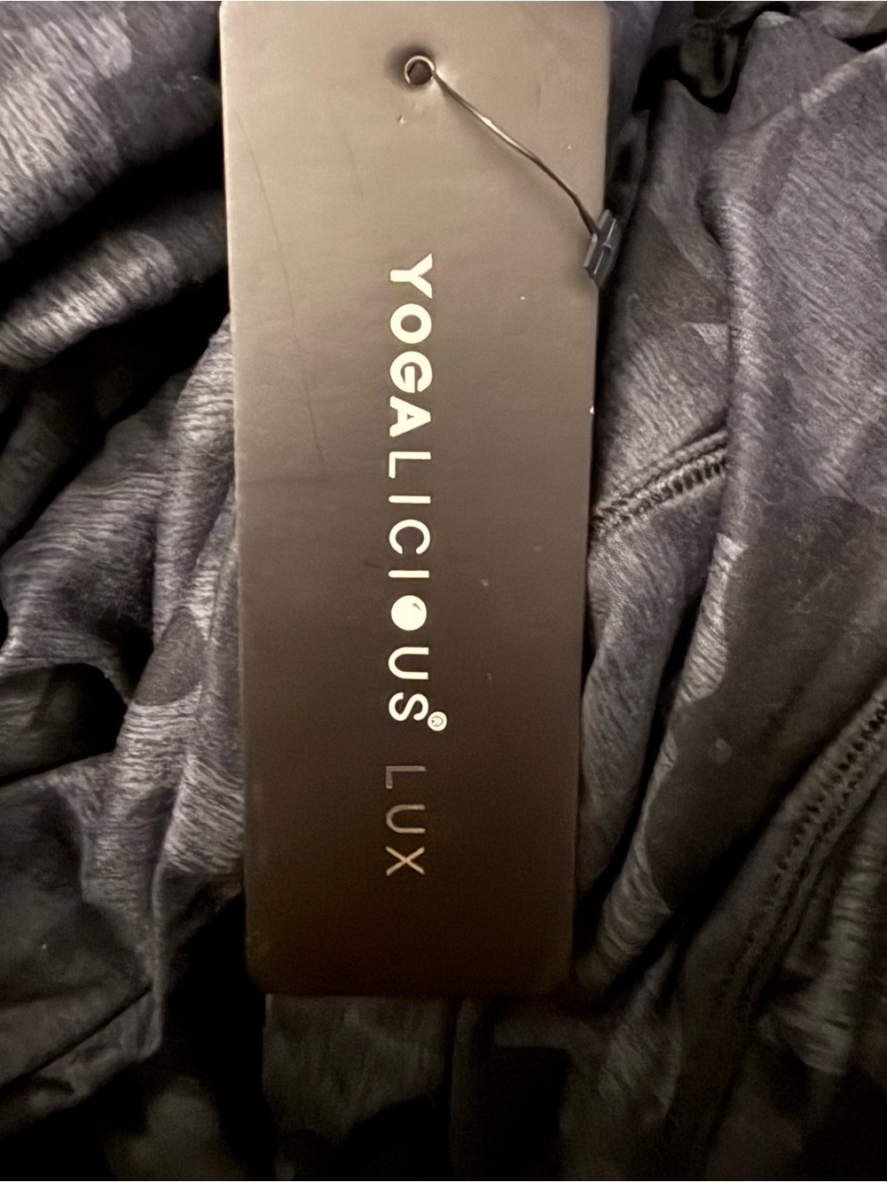 NWT Women’s Yogalicious Lux Black Camo Cropped Hooded Long Sleeve Shirt Size XL - Picture 5 of 7